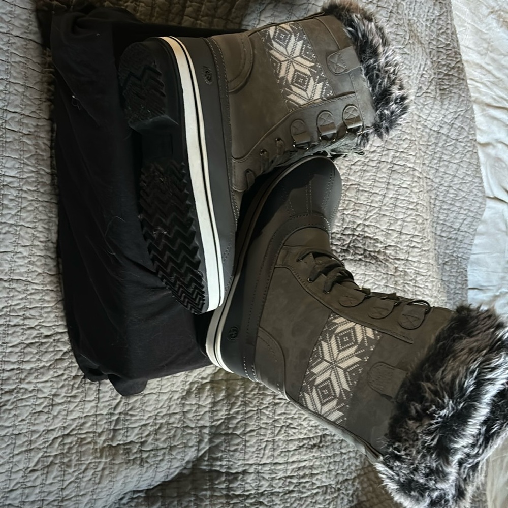 Northside size 9 women’s boots.